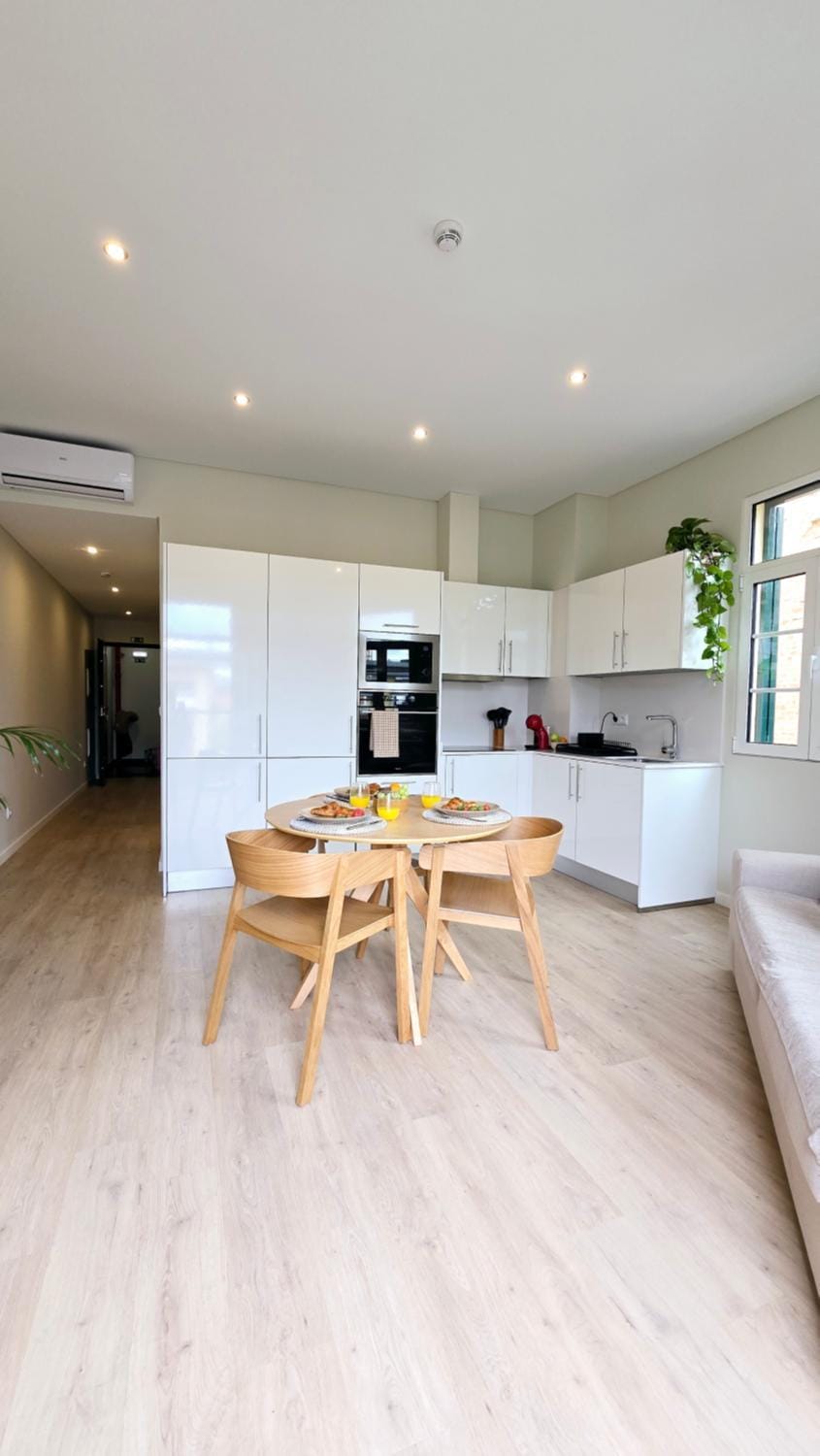 TV and multimedia, Coffee/tea facilities, Kitchen or kitchenette, Living room, Seating area, Dining area, flat iron, internet, microwave, oven, stove, toaster, kitchen, air conditioner