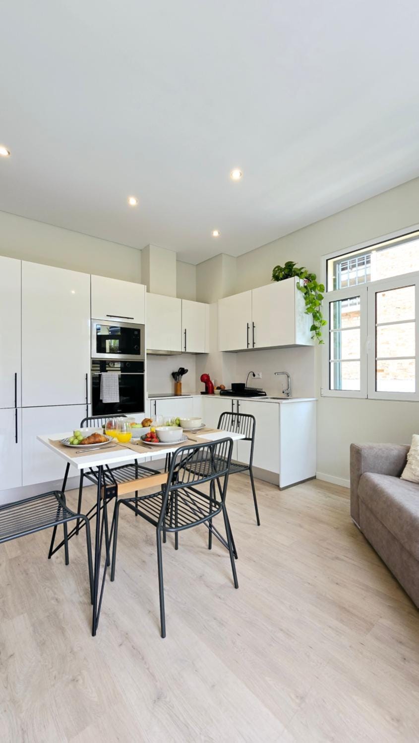 TV and multimedia, Coffee/tea facilities, Kitchen or kitchenette, Living room, Seating area, Dining area, internet, microwave, oven, stove, toaster, towels, washing machine, kitchen, air conditioner