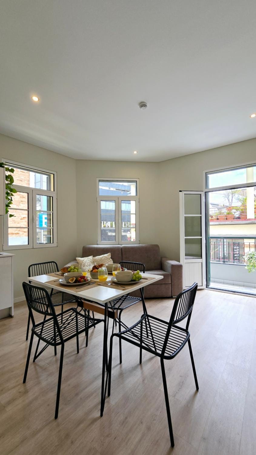 TV and multimedia, Coffee/tea facilities, Kitchen or kitchenette, Living room, Seating area, Dining area