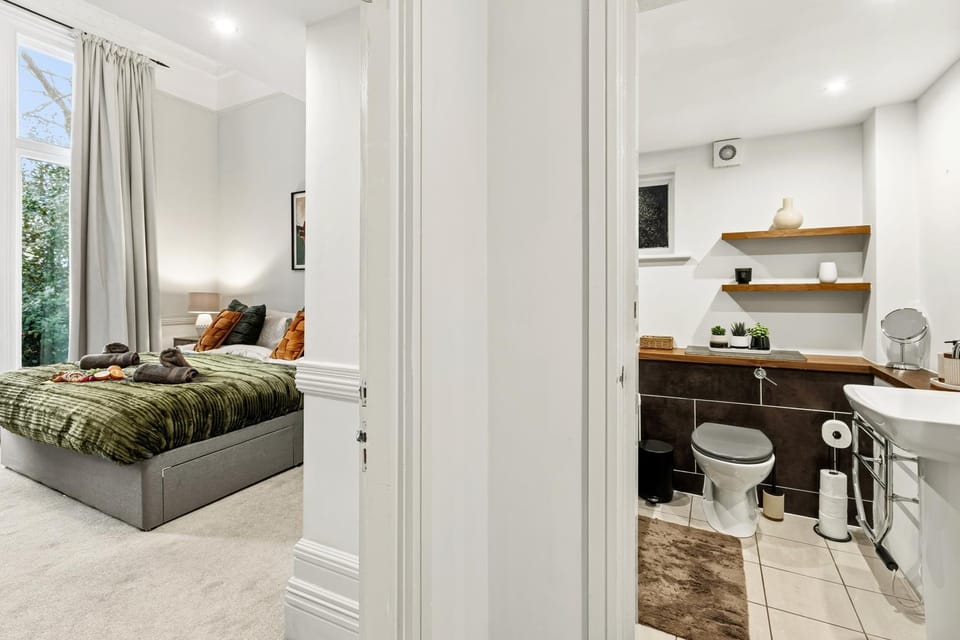 Bed, Bathroom, Bedroom, towels