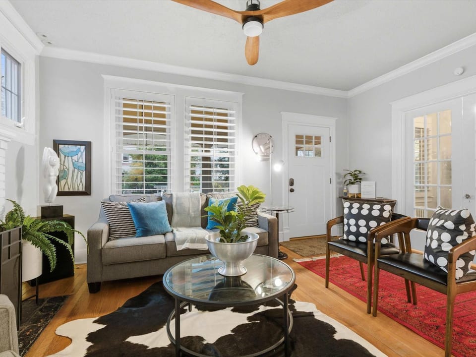 Charming 4BR Bungalow - Steps to Clarendon METRO Apartment in Arlington