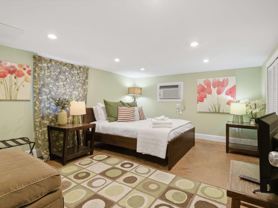 Charming 4BR Bungalow - Steps to Clarendon METRO Apartment in Arlington