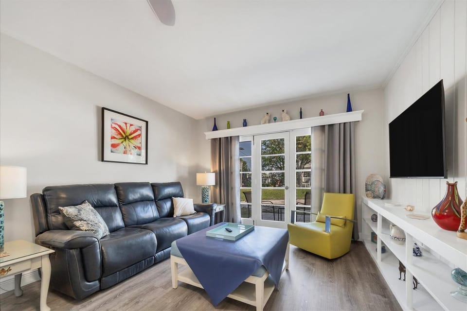 Communal lounge/ TV room, TV and multimedia, Living room, Seating area, Evening entertainment