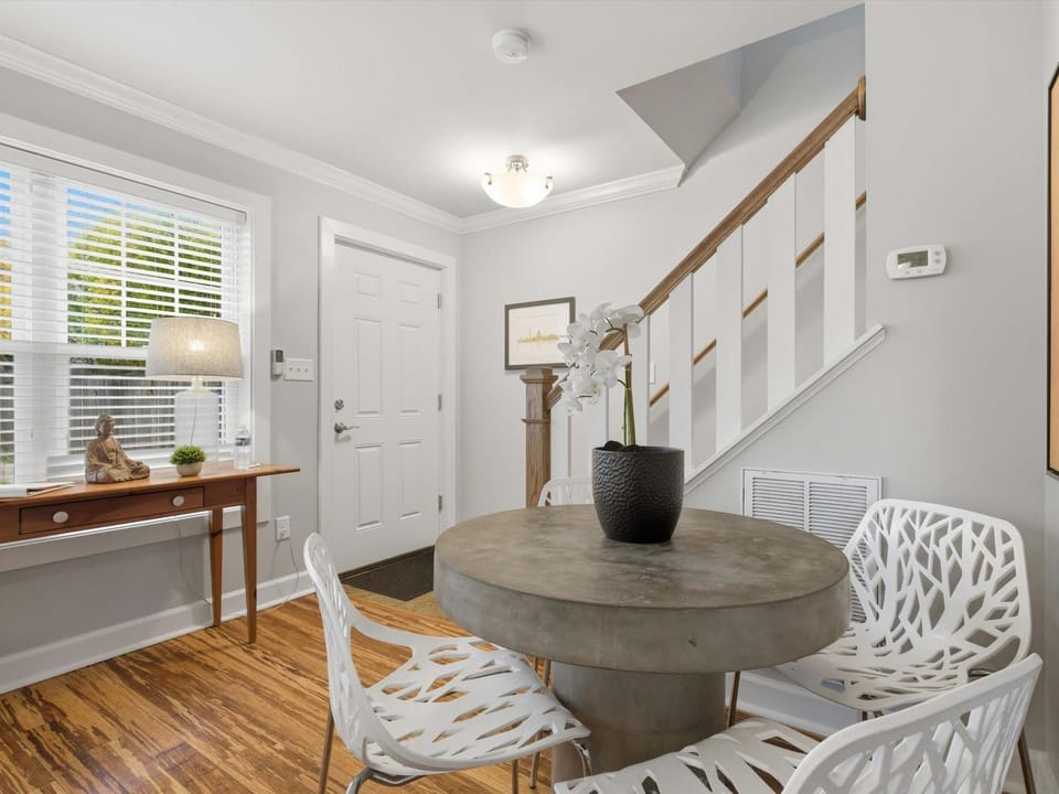 Cozy Carriage House - Clarendon Getaway Apartment in Arlington