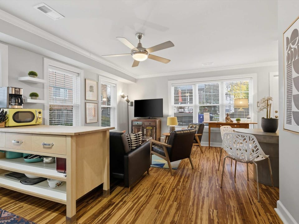 Cozy Carriage House - Clarendon Getaway Apartment in Arlington