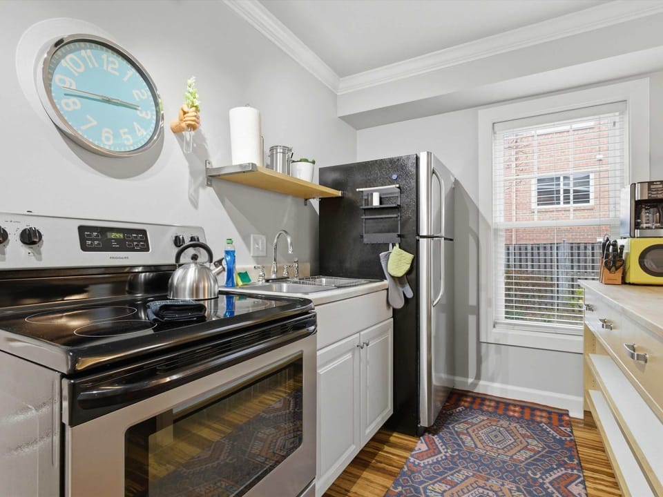 Cozy Carriage House - Clarendon Getaway Apartment in Arlington