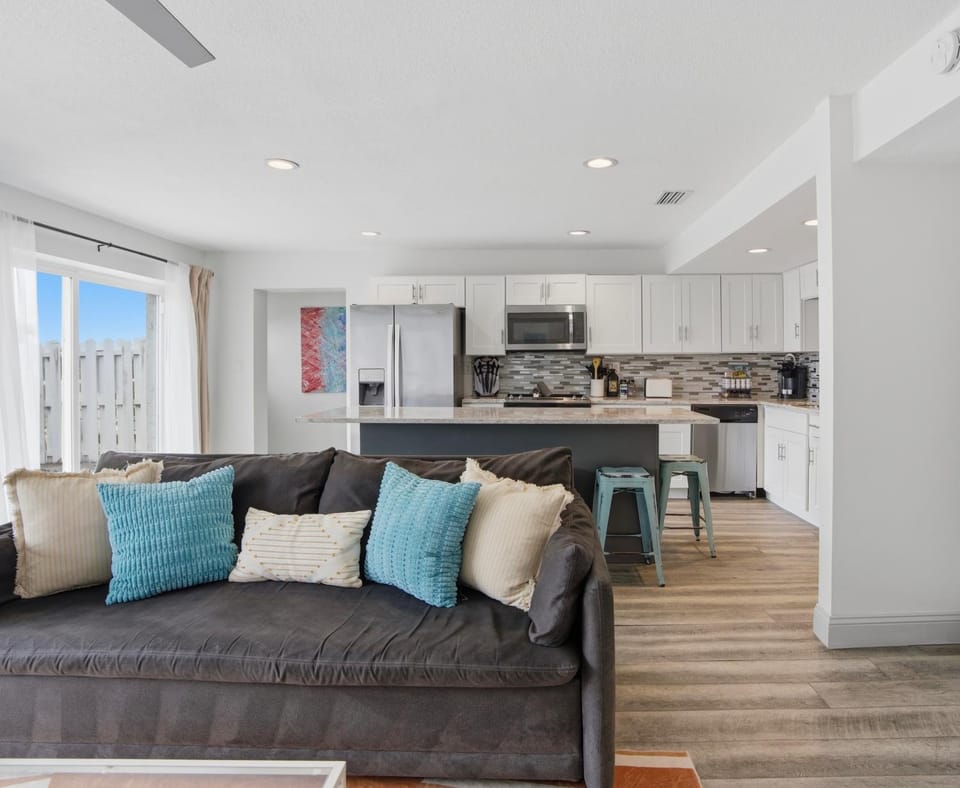 Be A Nomad -1 Min to Jacksonville Beach - 2 Bed 2 Bath - Sleeps 6 Free Parking Apartment in Jacksonville Beach