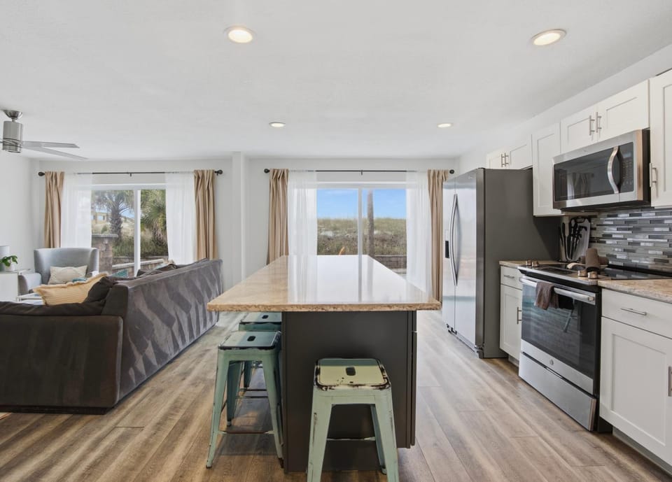 Be A Nomad -1 Min to Jacksonville Beach - 2 Bed 2 Bath - Sleeps 6 Free Parking Apartment in Jacksonville Beach