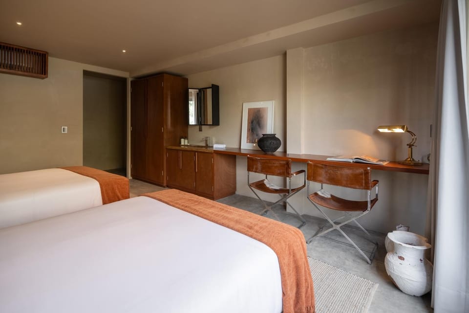 Bed, Seating area