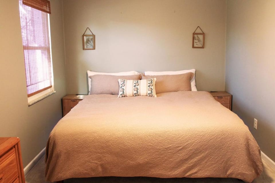 Cozy Ranch King Bed & Pet Friendly - Fenced Yard House in Gahanna