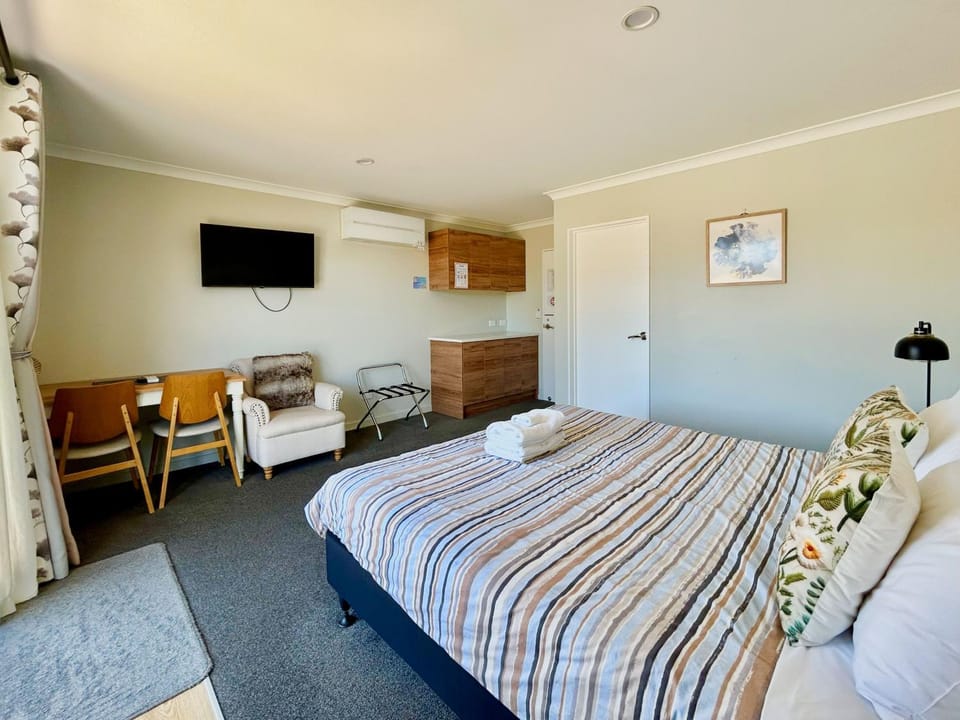Bed, Bedroom, air conditioner