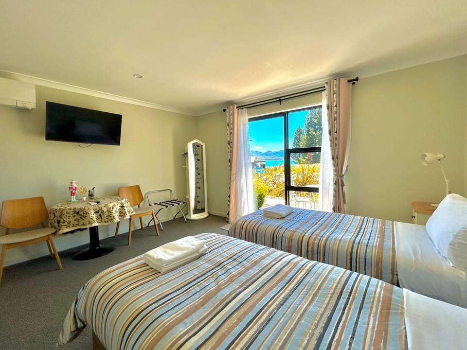 Bed, TV and multimedia, Bedroom, Lake view, air conditioner