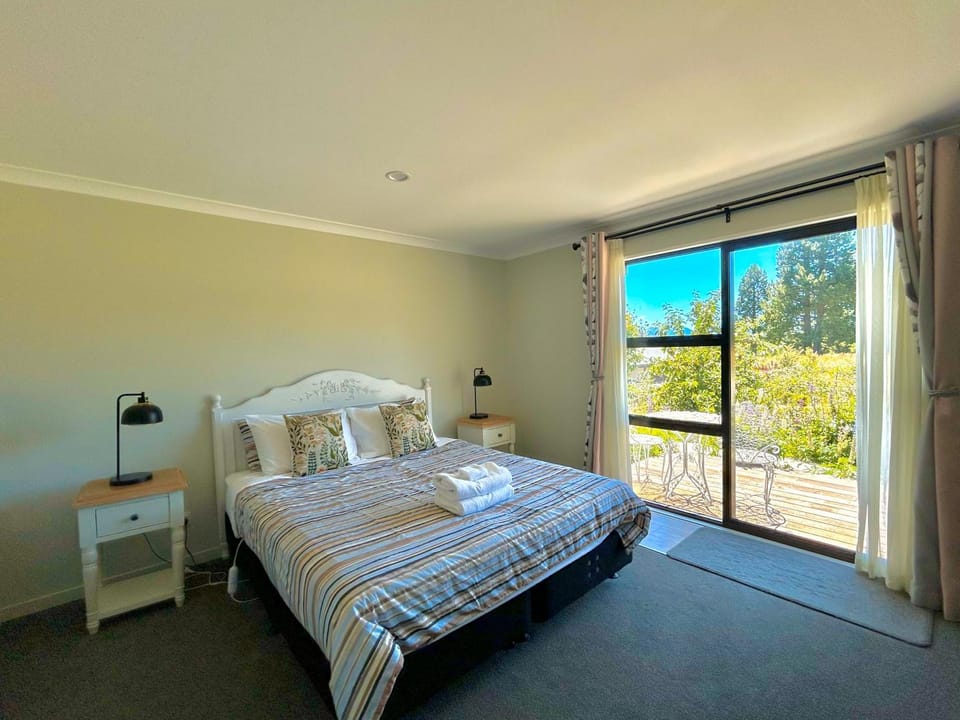 Bed, Bedroom, Garden view