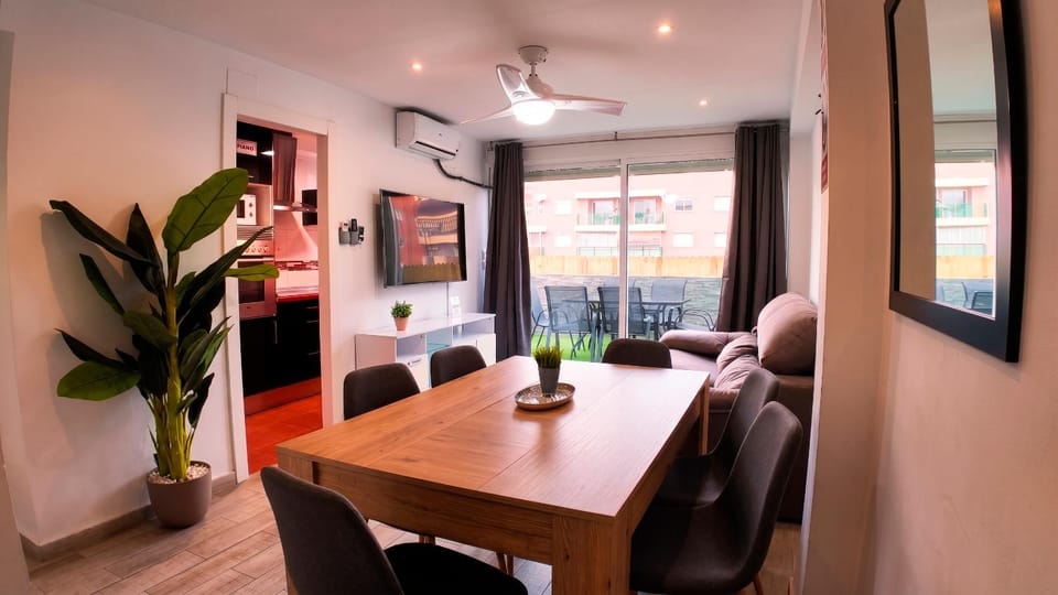 TV and multimedia, Living room, Seating area, Dining area, air conditioner