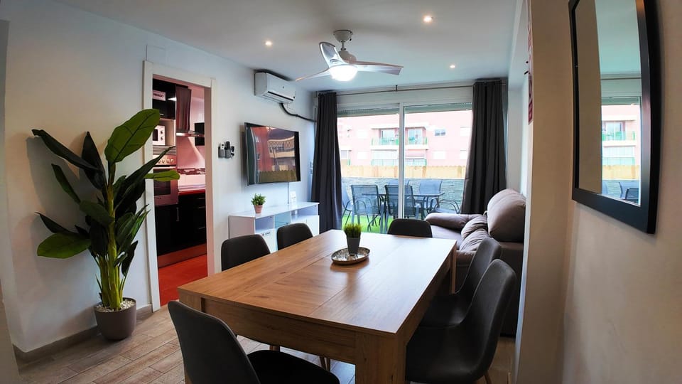 TV and multimedia, Living room, Seating area, Dining area, air conditioner