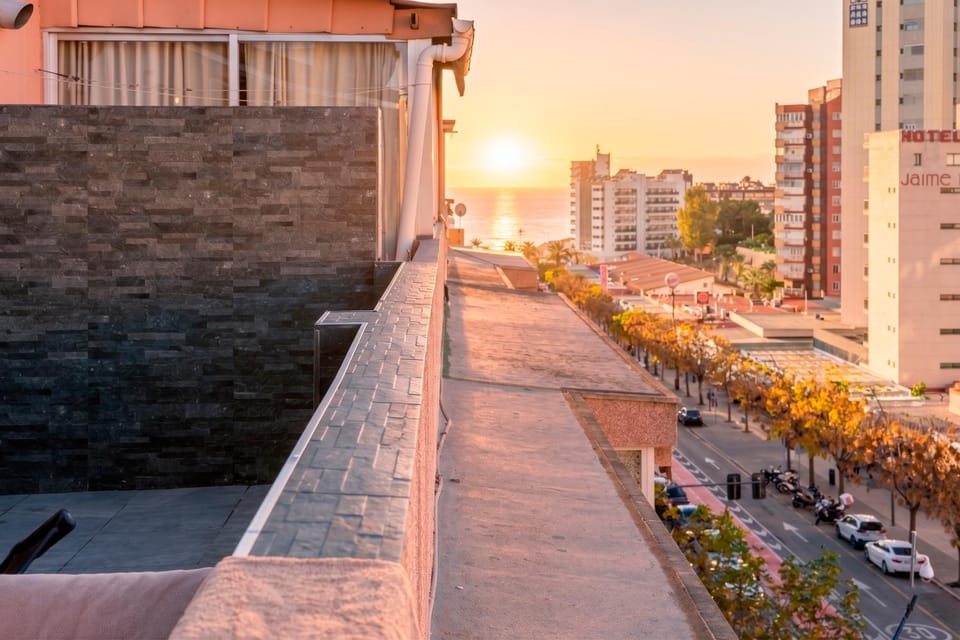 Day, Neighbourhood, City view, Street view, Location, Parking