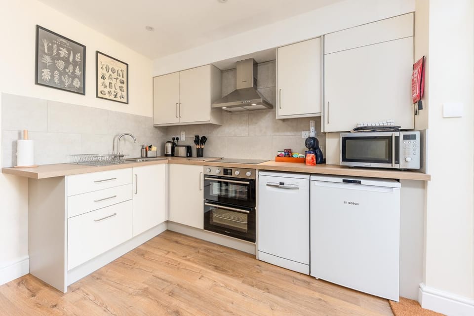 Coffee/tea facilities, Kitchen or kitchenette, dishwasher, microwave, oven, stove, toaster