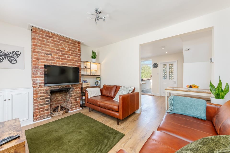 TV and multimedia, Living room, Seating area, fireplace