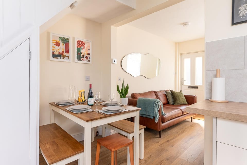 Kitchen or kitchenette, Living room, Photo of the whole room, Seating area, Dining area