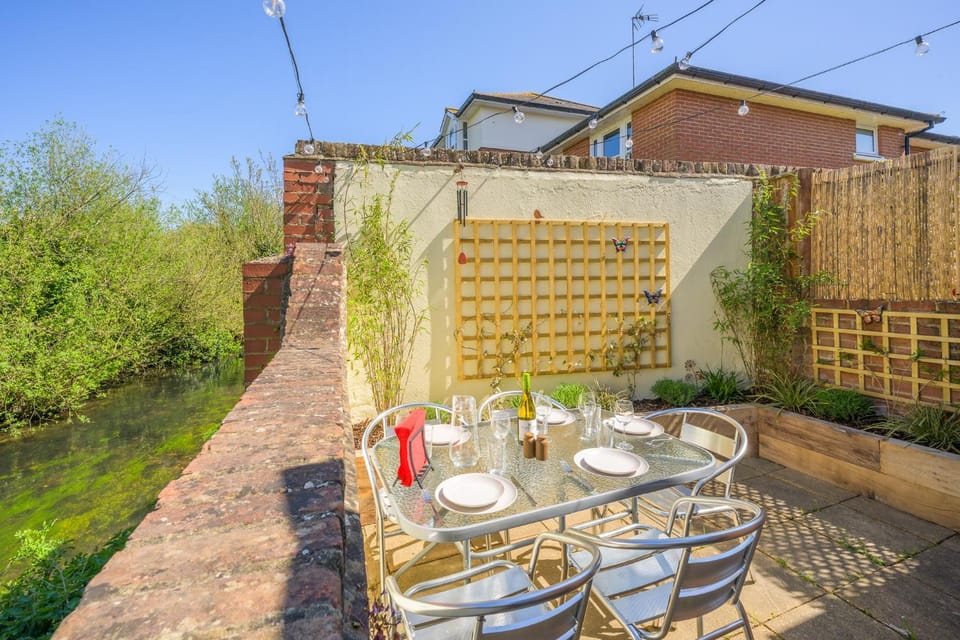 Patio, Garden, Dining area, River view