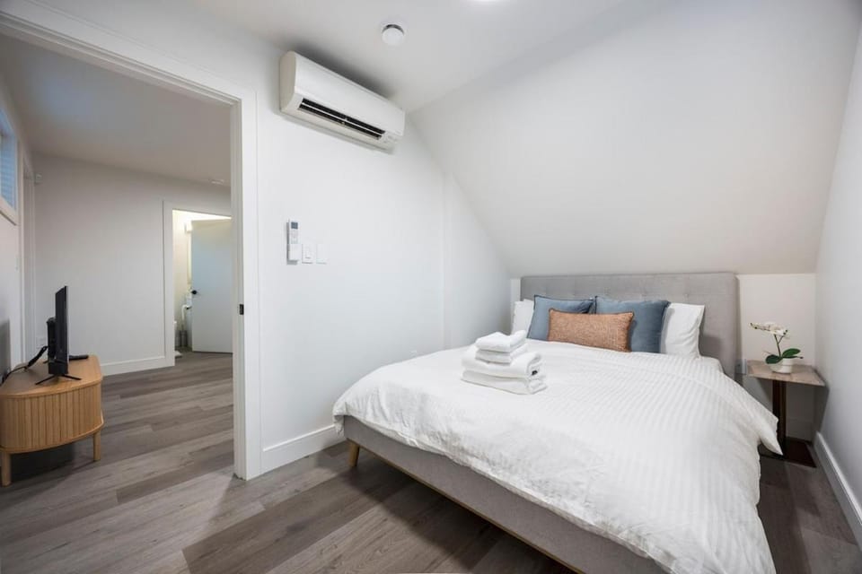 Bed, Photo of the whole room, Bedroom, air conditioner