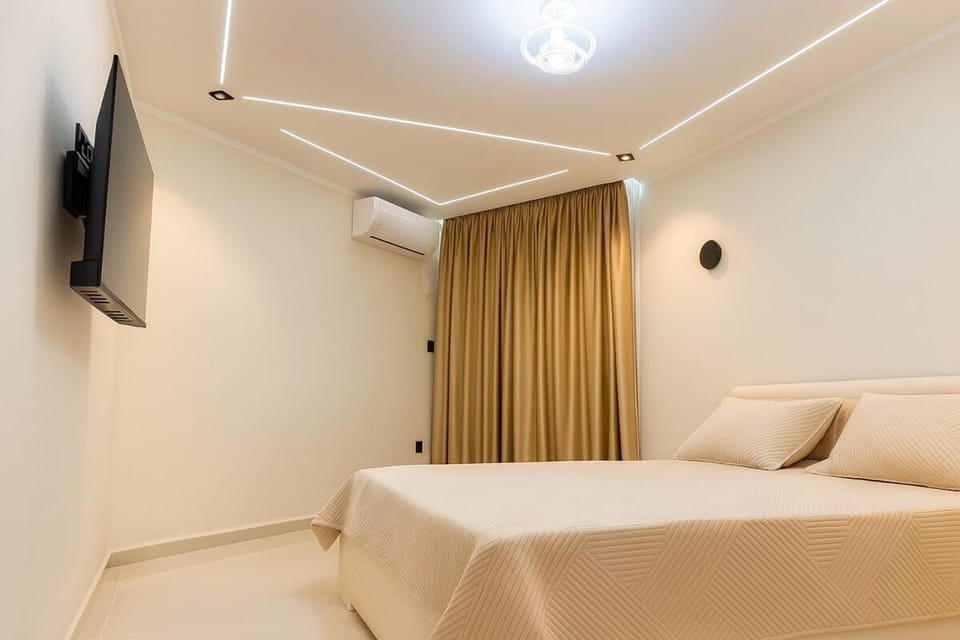 Bed, TV and multimedia, Photo of the whole room, Bedroom, air conditioner