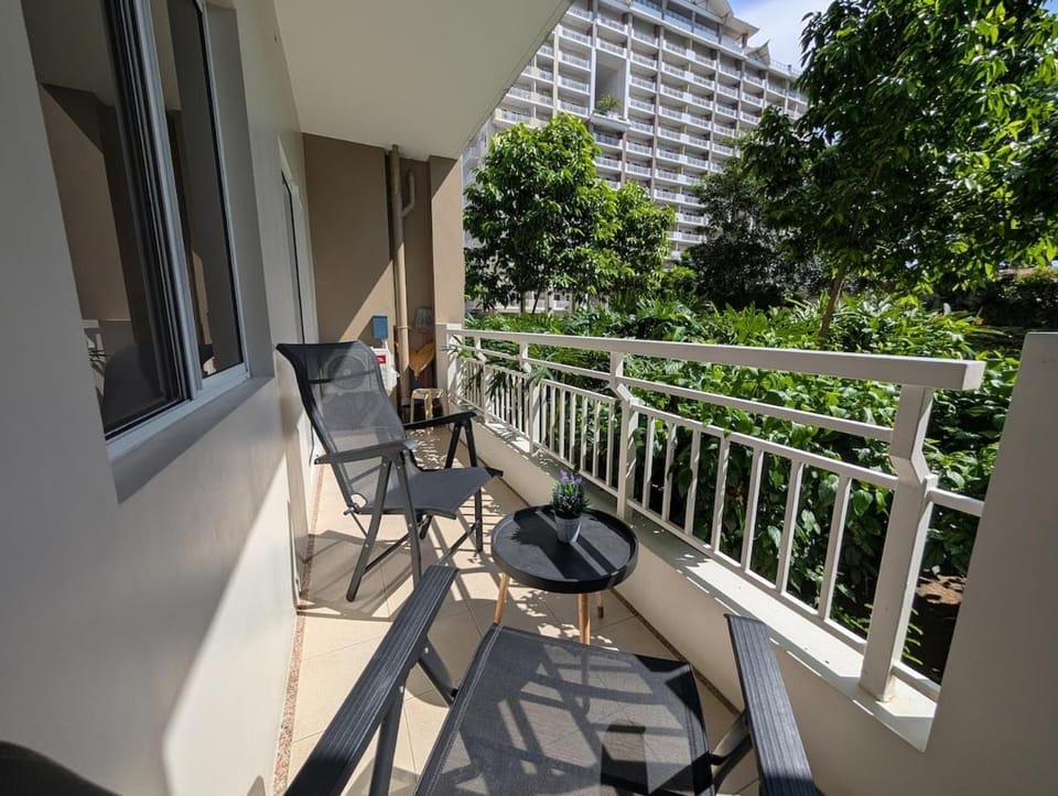 Cozy Garden View near Airport WFH Netflix Stay Apartment in Muntinlupa