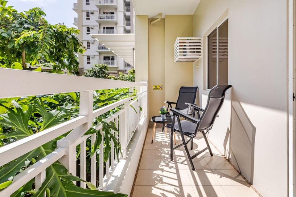 Cozy Garden View near Airport WFH Netflix Stay Apartment in Muntinlupa