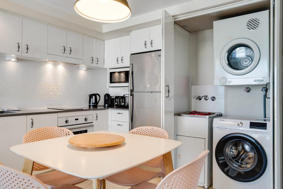 Surfers Paradise Escape - Three Pools - Gym - Parking - High Floor - Walk To Beach Apartment in Surfers Paradise
