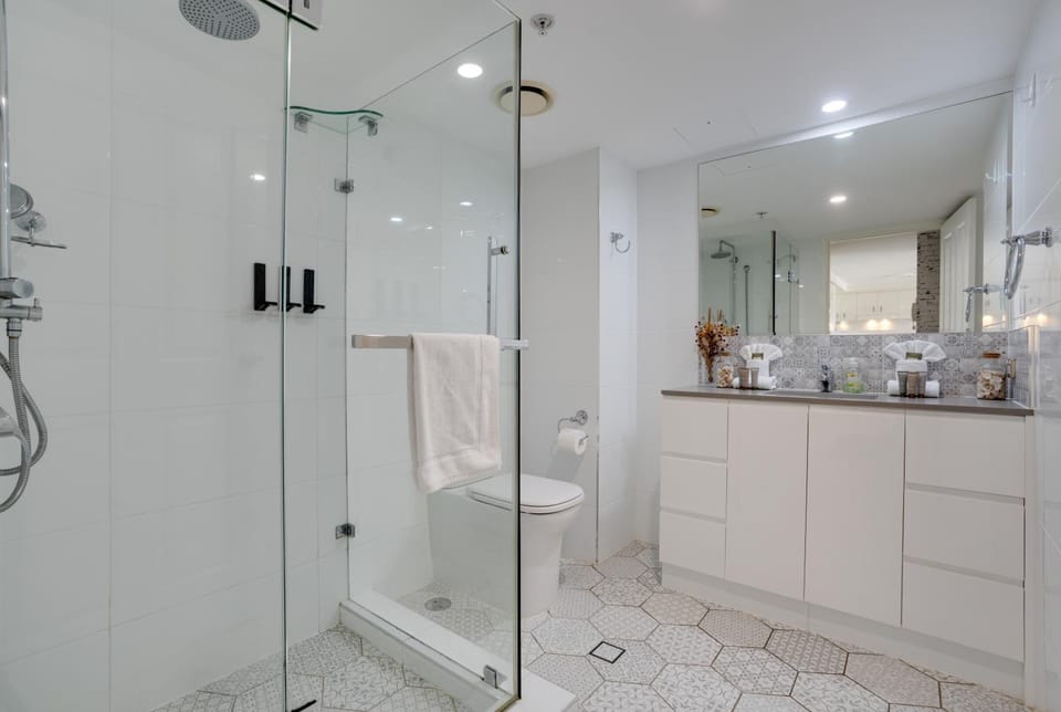 Surfers Paradise Escape - Three Pools - Gym - Parking - High Floor - Walk To Beach Apartment in Surfers Paradise