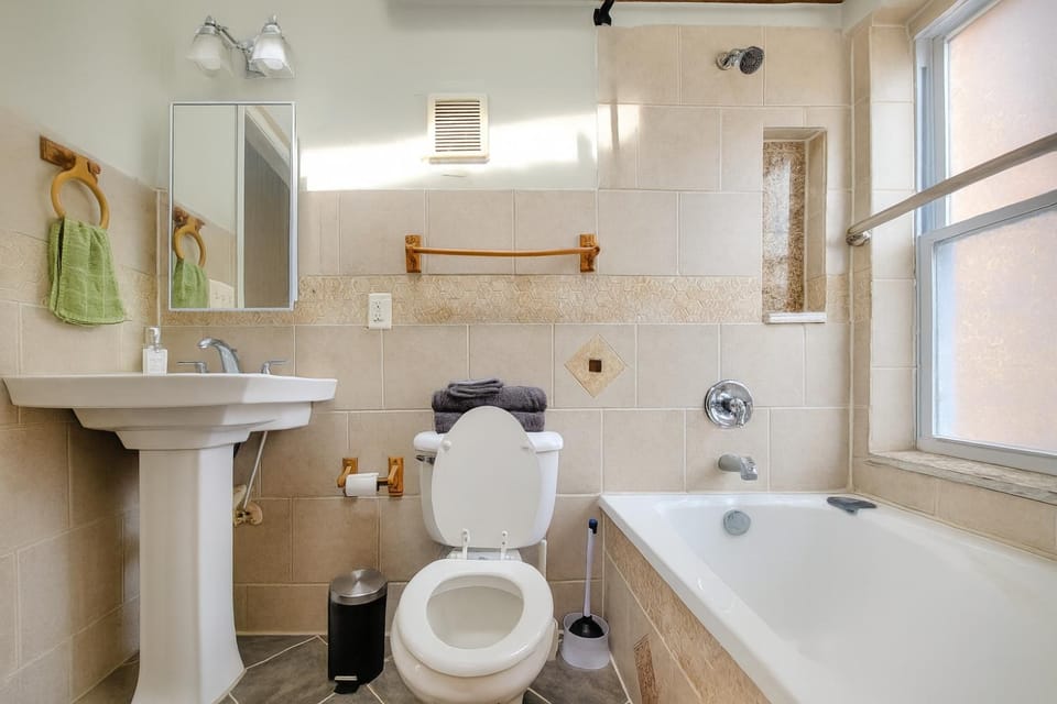 Downtown 1BD APT, Walk to Stadiums, Free Parking Apartment in Baltimore