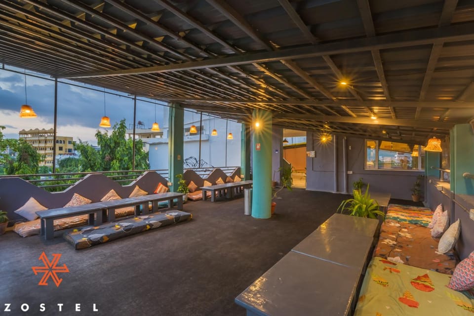 Restaurant/places to eat, Living room