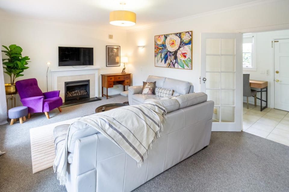 TV and multimedia, Living room, Seating area, Evening entertainment