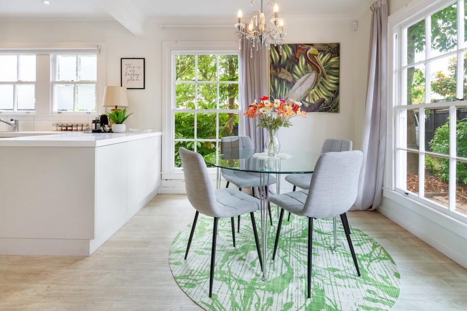 Kitchen or kitchenette, Living room, Seating area, Dining area