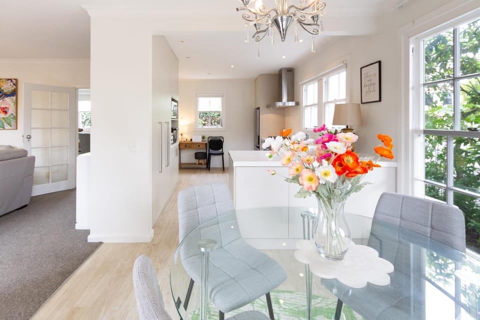 Kitchen or kitchenette, Seating area, Dining area