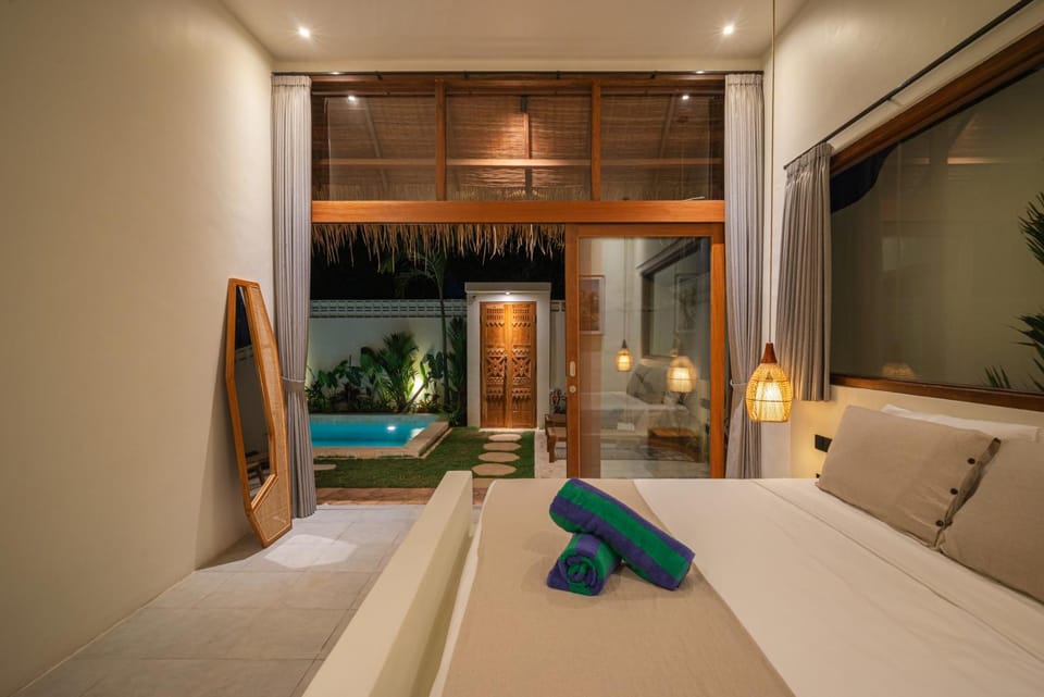 Bed, Bedroom, Pool view, towels