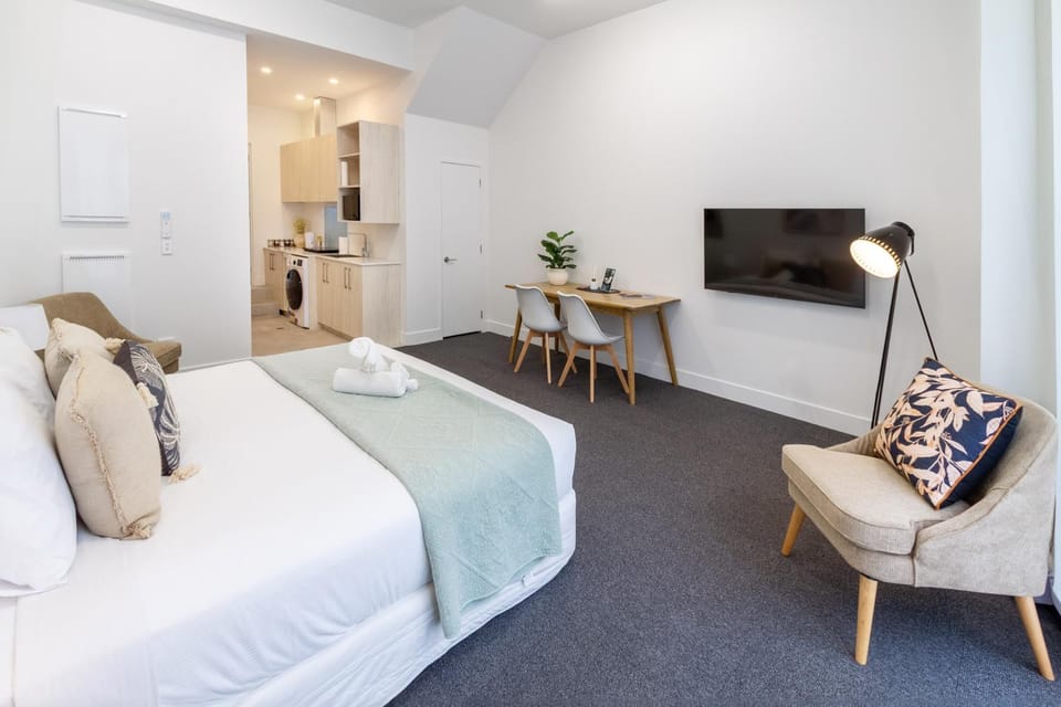 Bed, TV and multimedia, Kitchen or kitchenette, Living room, Photo of the whole room, Seating area, Bedroom