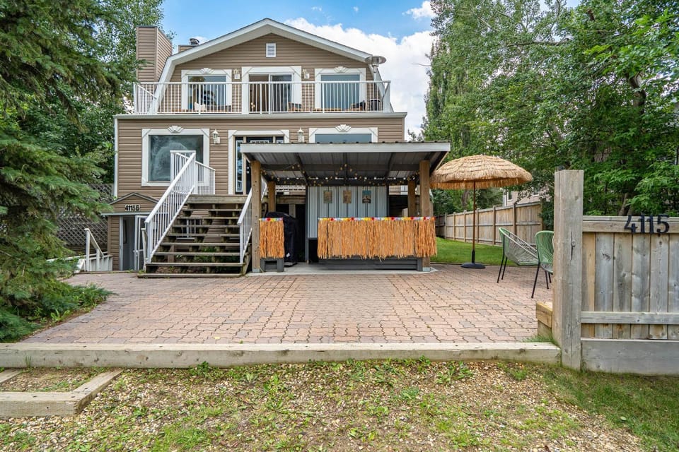 The Ohana Lakeside Retreat 4 Bedrooms & Tiki Bar House in Sylvan Lake