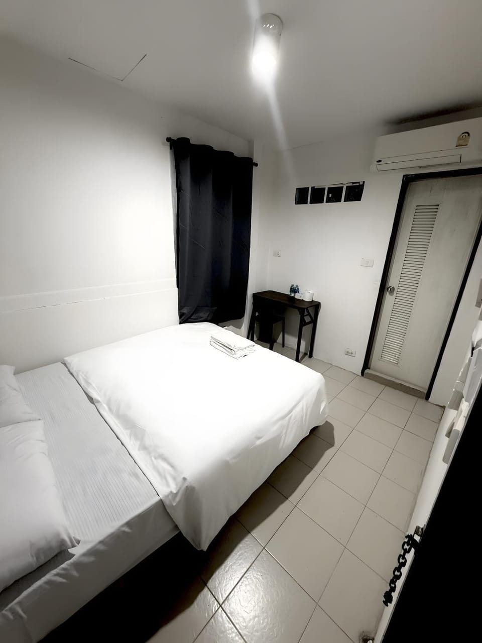 Bed, Photo of the whole room, Bedroom, air conditioner