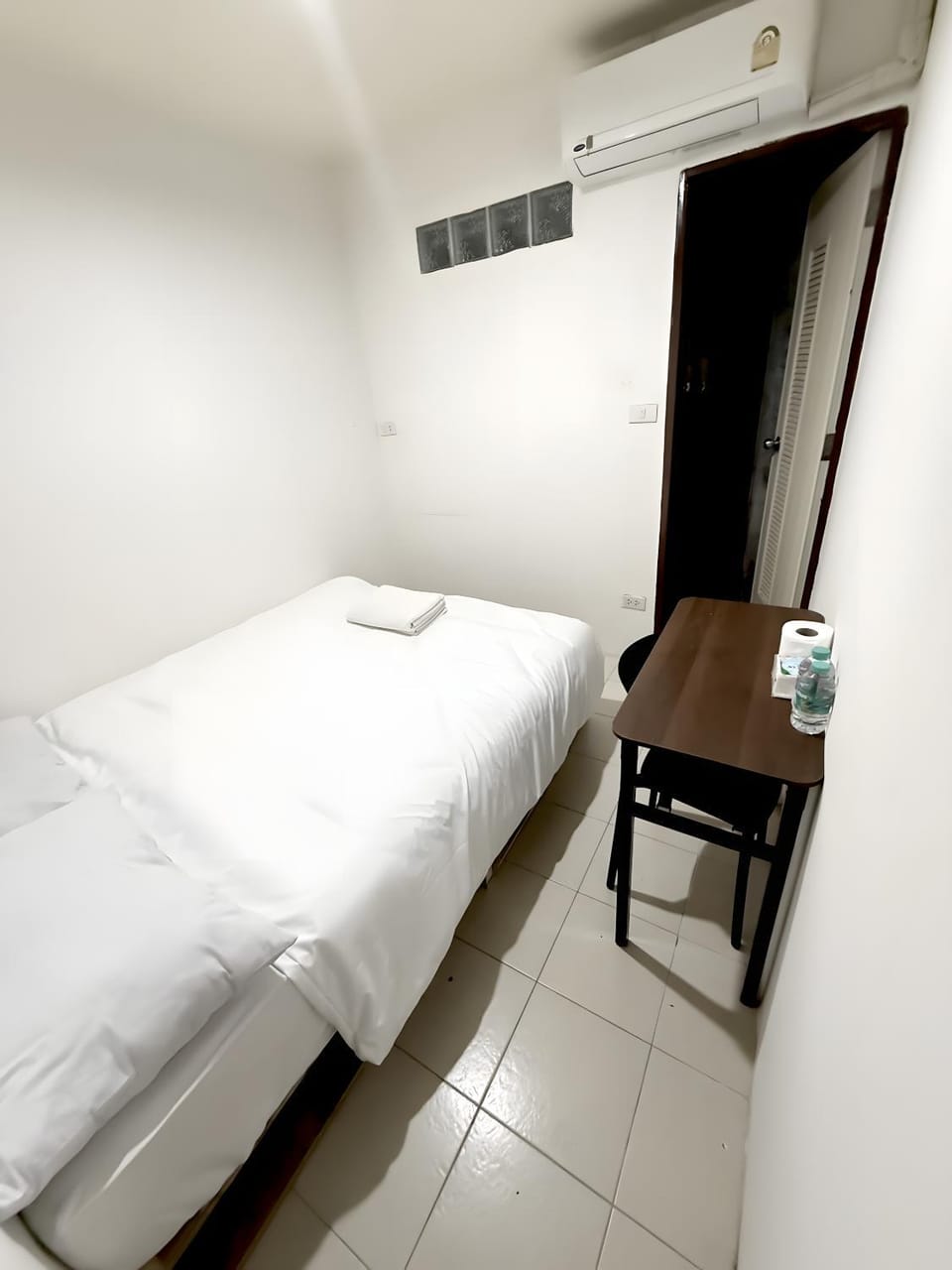 Bed, Photo of the whole room, Bedroom, air conditioner