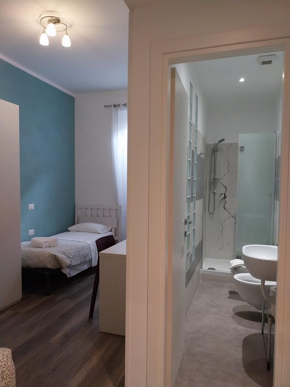 Photo of the whole room, Bedroom