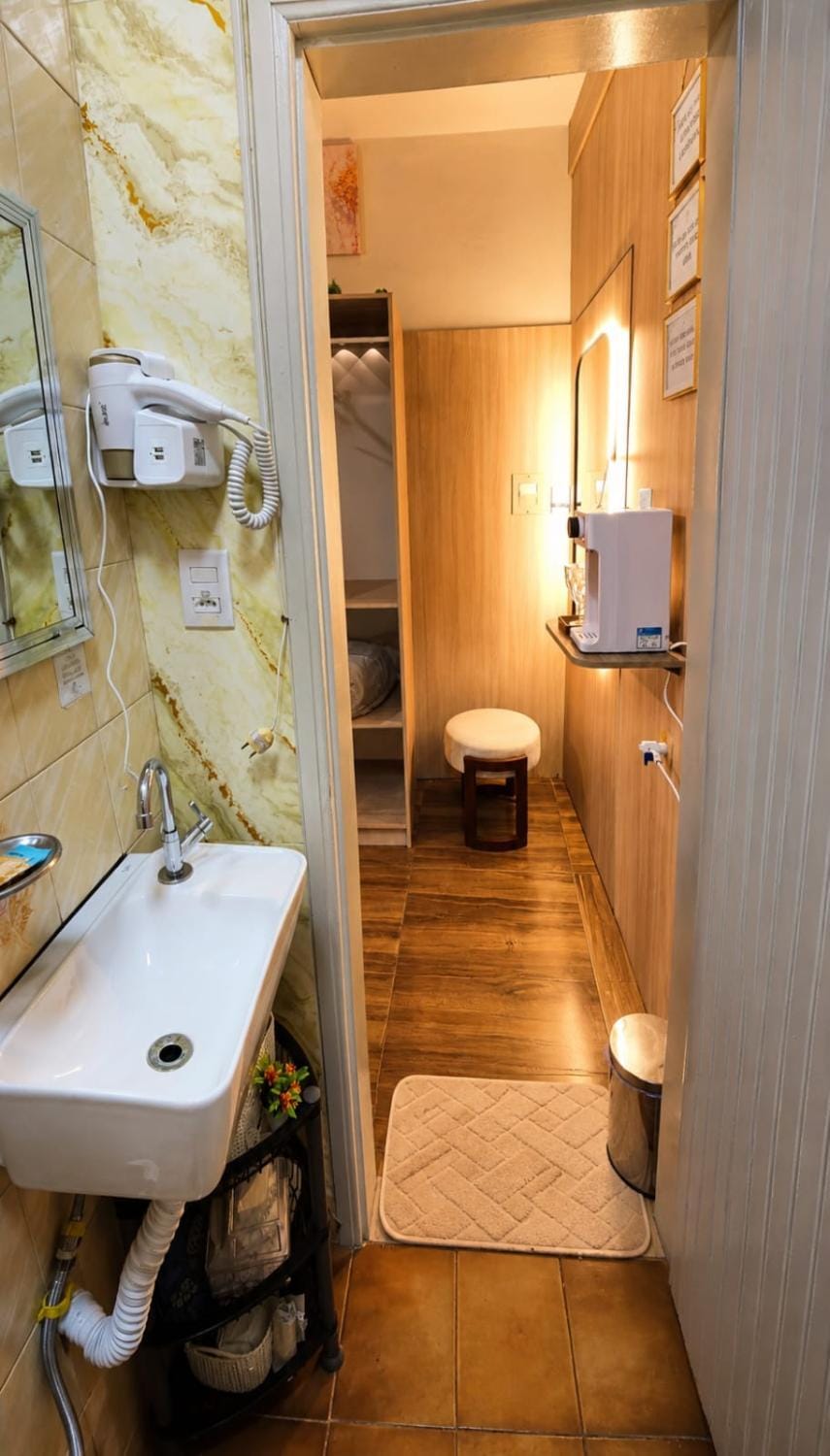 Shower, Toilet, Bathroom, Bath, bidet, towels