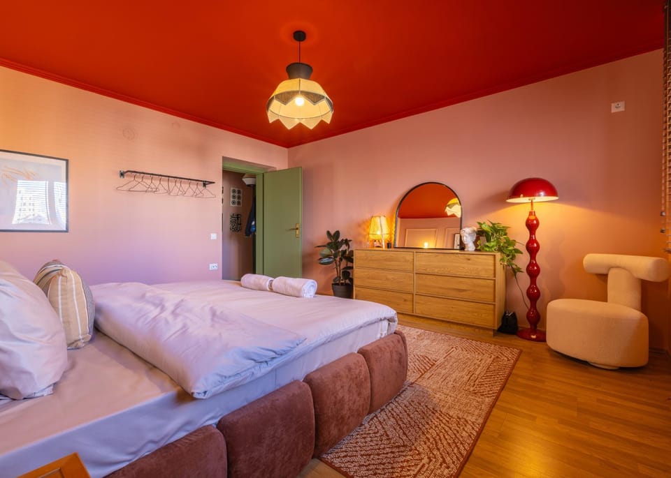 Bed, TV and multimedia, Living room, Photo of the whole room, Seating area, Bedroom