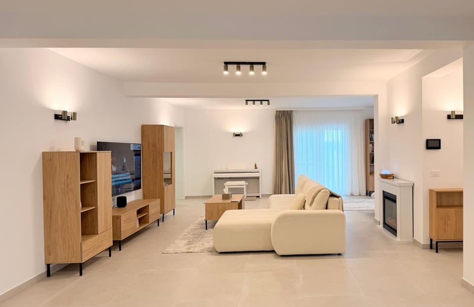 TV and multimedia, Living room, Seating area, fireplace