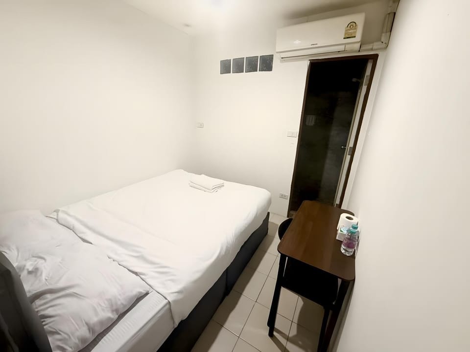 Bed, Photo of the whole room, Bedroom, air conditioner