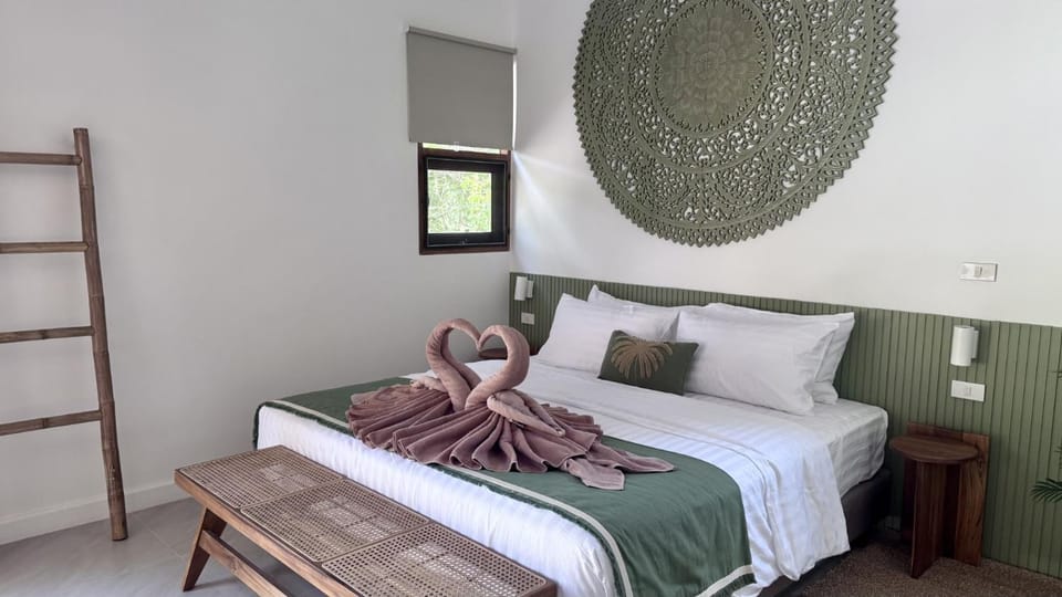 Bed, Photo of the whole room, Bedroom, towels