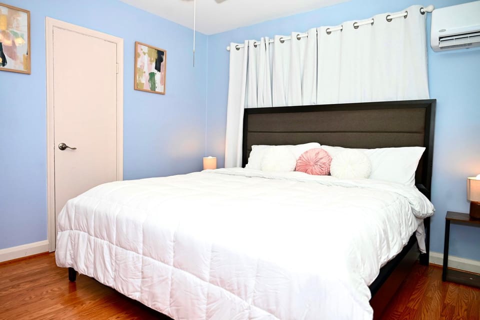 Seating area, Bedroom, wardrobe, air conditioner