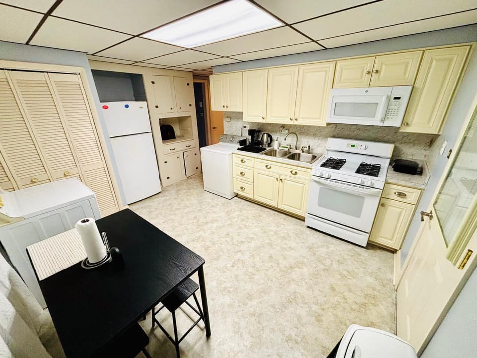Coffee/tea facilities, Kitchen or kitchenette, Dining area, microwave, oven, stove, laundry, air conditioner