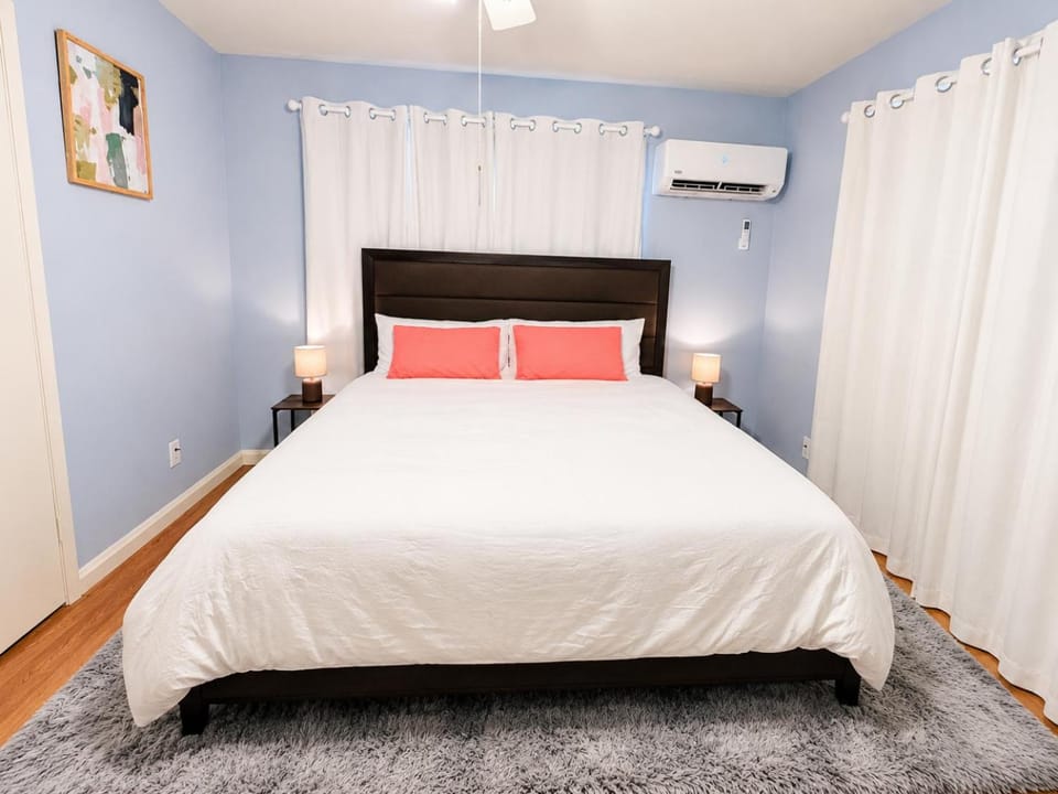Bed, Seating area, Bedroom, wardrobe