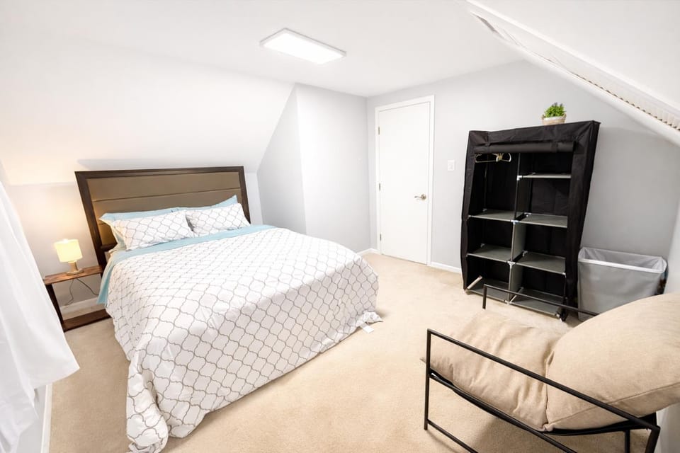 Seating area, Bedroom, wardrobe, air conditioner